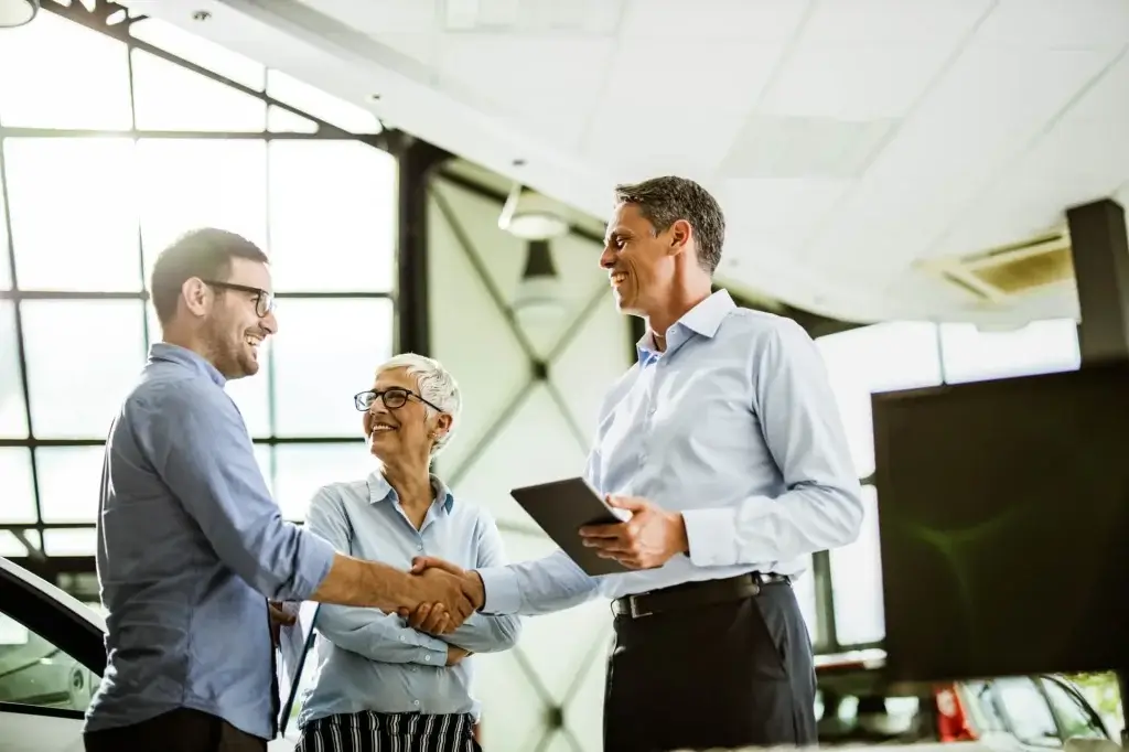 sales manager making deal 113961c361